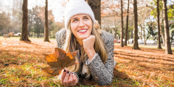 Frau mit guter Laune in der herbstlichen Nature