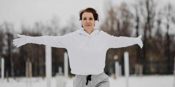 Frau streckt ihre Arme und will gesund bleiben