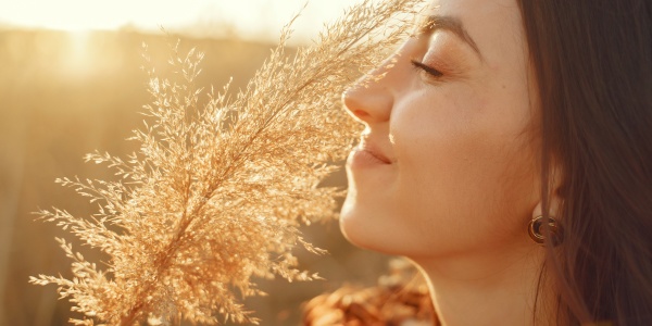 Frau tankt in der Sonne Vitamin D