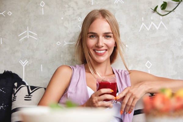 Frau mit gesunder Ernährung